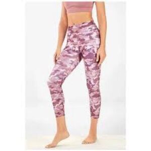 NWT Fabletics HW Printed Powerhold Capri Leggings